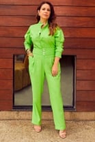 Macacão Longo Verde Abotoamento Frontal e Detalhes na Cintura 