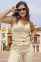 Conjunto de Calça e Cropped de Alça Sarja Off White