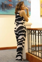 Macacão Alças Cruzadas Estampado Preto e Branco