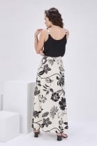 Conjunto de Saia Estampada e Blusa Bordada Preta 