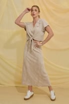 Conjunto de Saia e Cropped em Decote V Bege