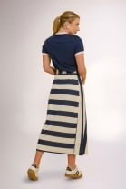 Conjunto de Saia Listrada e Blusa Azul Marinho