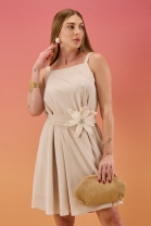 Vestido Curto com Decote Reto Bege