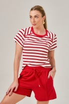 Conjunto de Short Vermelho e Blusa Listrada