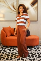 Conjunto de Calça Marrom e Blusa Listrada