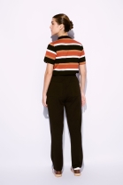 Conjunto de Cal&ccedil;a Preta e Blusa Listrada