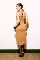 Vestido M&iacute;di com Decote Reto Caramelo