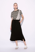 Conjunto de Saia M&iacute;di Preta e T-shirt Listrada
