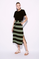 Conjunto de Saia Listrada e Blusa Preta