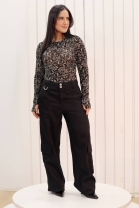 Conjunto de Calça Preta e Blusa em Tule Estampada