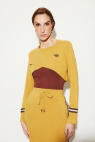 Conjunto Amarelo de Saia e Blusa com Sobreposi&ccedil;&atilde;o