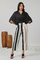Conjunto de Cal&ccedil;a Listrada e Blusa Preta