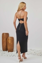 Vestido Midi Preto com Corrente Dourada