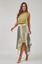 Conjunto de Saia Assimétrica e Cropped Listrada