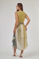 Conjunto de Saia Assimétrica e Cropped Listrada