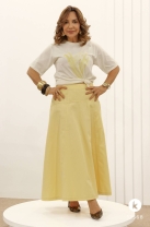 Conjunto de Saia Amarela e T-shirt Estampada