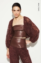 Conjunto de Cal&ccedil;a e Cropped de Renda e Couro Marrom