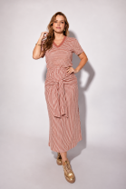 Conjunto Listrado de Saia Longa e Blusa Vermelha